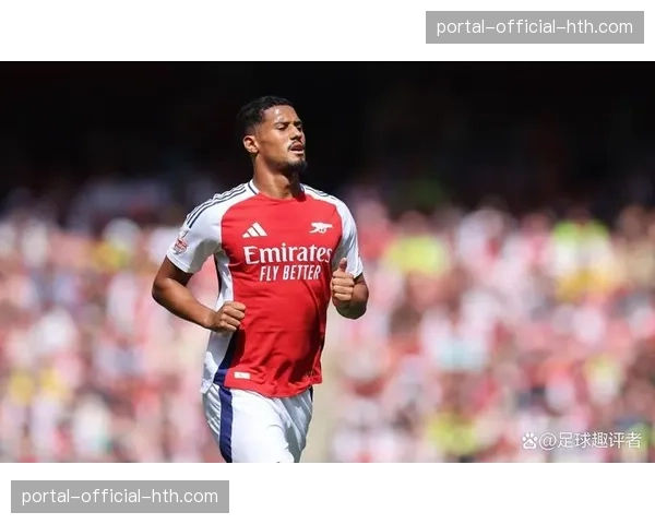 镜头聚焦：阿森纳中卫萨利巴在定位球防守中指挥队友完成区域与盯人切换